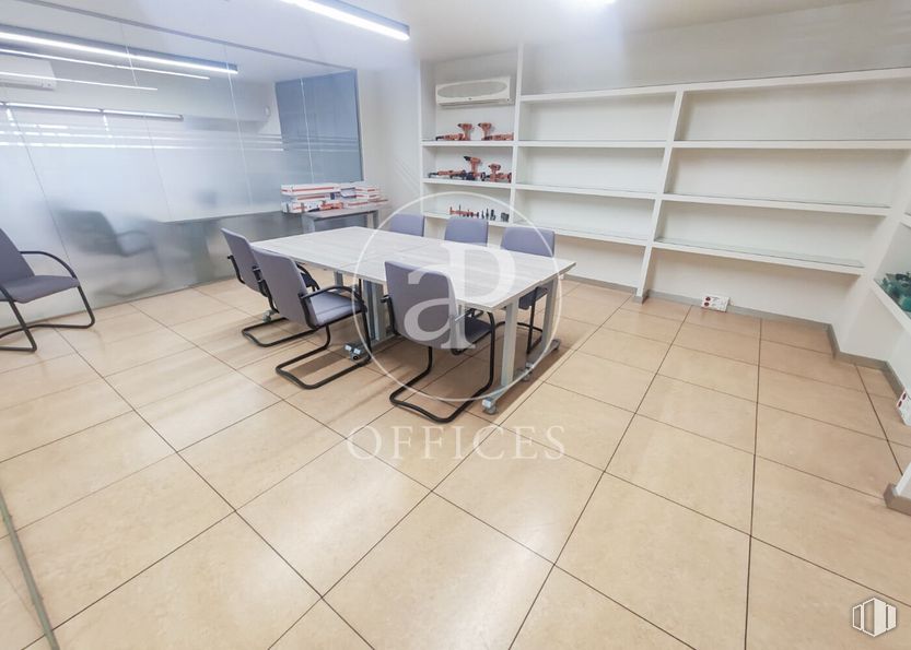 Oficina en alquiler en Zona San Sebastián de los Reyes, San Sebastián de los Reyes, Madrid, 28700 con silla, estantería, mesa, mueble, escritorio, edificio, interiorismo, suelo, estante y suelos alrededor