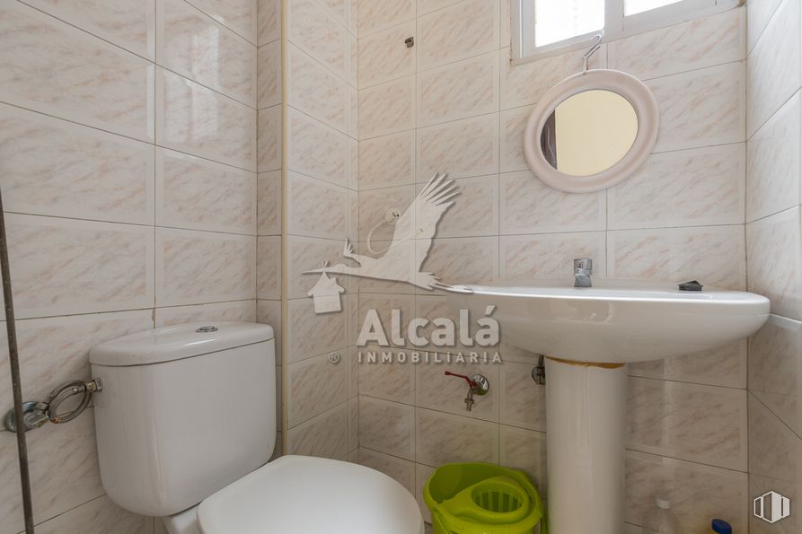 Local en venta en Zona centro, Alcalá de Henares, Madrid, 28805 con inodoro, espejo, fregadero, marrón, propiedad, accesorios de fontanería, cuarto de baño, grifo, lavabo y morado alrededor