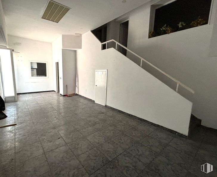 Local en venta en Zona Sur, Puente de Vallecas, Madrid, 28038 con lámpara, puerta, ventana, madera, accesorio, hall, gris, suelo, suelos y propiedad material alrededor