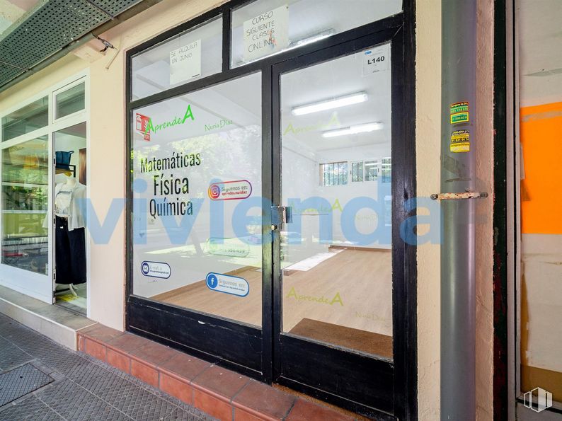 Retail for sale & for rent at Calle Balandro, Barajas, Madrid, 28042 with door, plant, fixture, building, window, vehicle door, facade, automotive exterior, glass and retail around