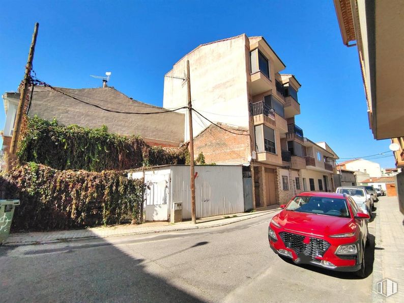 Land for sale at Zona centro, Cantalejo, Segovia, 40320 with car, sky, vehicle, tire, plant, hood, automotive lighting, vehicle registration plate, building and wheel around