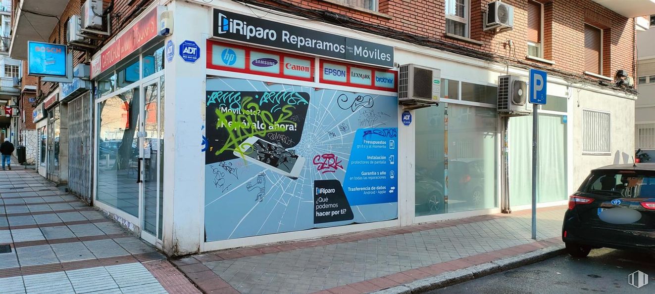 Retail for rent at Calle José del Hierro, 54, Ciudad Lineal, Madrid, 28027 with car, advertising, composite material, logo, banner, sidewalk, poster and sign around