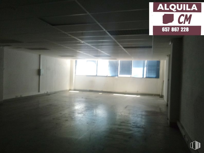 Industrial for rent at Calle Gamonal, Villa de Vallecas, Madrid, 28031 with window, building, fixture, house, flooring, hall, composite material, gas, wood and font around