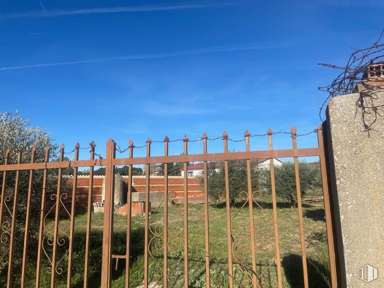 Land for sale at Camino de la Torre, Santa Cruz del Retamar, Toledo, 45513 with sky, plant, cloud, fence, wood, home fencing, wire fencing, grass, facade and landscape around