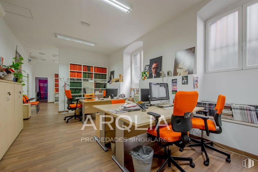 Oficina en venta en Calle Ferraz, Moncloa - Aravaca, Madrid, 28008 con silla, ventana, ebanistería, pantalla de ordenador, lámpara, mesa, mueble, propiedad, escritorio y silla de oficina alrededor