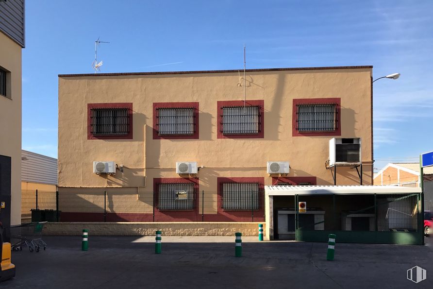 Local en venta en Calle Abedul, 4, Fuenlabrada, Madrid, 28942 con ventana, edificio, cielo, diseño urbano, área residencial, fachada, edificio comercial, madera, bienes raíces y tintes y matices alrededor