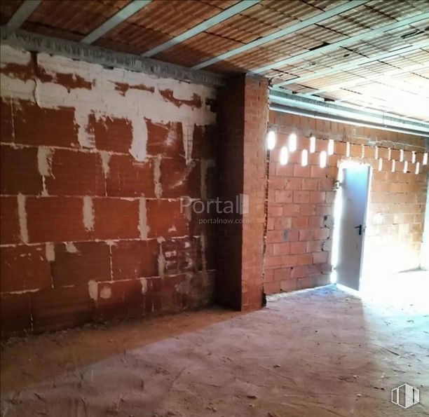 Retail for sale at Calle Rigoberta Menchú, Cuéllar, Segovia, 40200 with wood, brick, brickwork, interior design, flooring, floor, beam, wall, hardwood and hall around