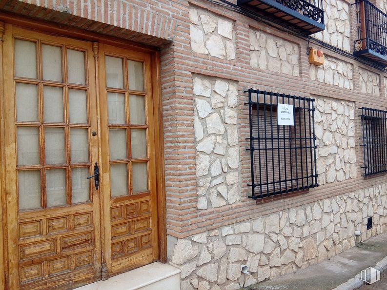 Retail for rent at Calle San Miguel, 5, Santa Cruz de la Zarza, Toledo, 45370 with door, window, property, fixture, wood, brick, brickwork, building, real estate and facade around