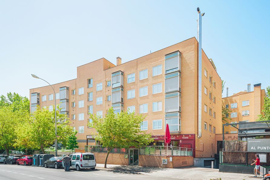 Local en alquiler en Avenida Machupichu, 85, Hortaleza, Madrid, 28043 con edificio, coche, persona, cielo, propiedad, rueda, planta, ventana, neumático y luz de la calle alrededor