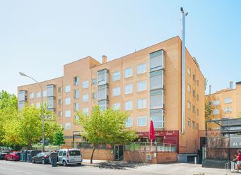 Local en alquiler en Avenida Machupichu, 85, Hortaleza, Madrid, 28043 con edificio, coche, persona, cielo, propiedad, rueda, planta, ventana, neumático y luz de la calle alrededor