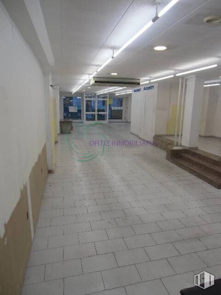 Retail for rent at Zona Centro, Cuenca, 16002 with light fixture, tile flooring, flooring, floor, hall, gas, fixture, ceiling, city and concrete around