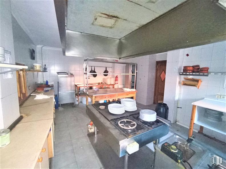 Local en alquiler y venta en Plaza Mayor, Ayllón, Segovia, 40520 con mesa, encimera, ebanistería, propiedad, aparato de cocina, cocina, madera, carro de cocina, piso y pavimentos alrededor