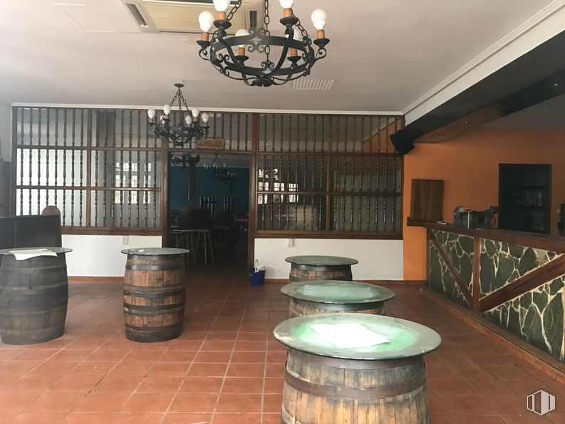 Retail for sale at Avenida Europa, 27, Sonseca, Toledo, 45100 with lighting, barrel, table top, property, wood, interior design, building, floor, flooring and wood stain around