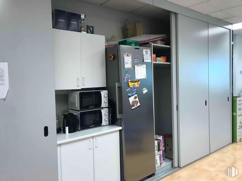 Oficina en venta en Avenida Fuente Nueva, 12, San Sebastián de los Reyes, Madrid, 28700 con horno microondas, refrigerador, ebanistería, electrodoméstico, aparato de cocina, encimera, alacena, accesorio, electrodoméstico y gas alrededor