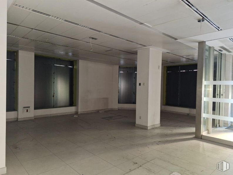 Retail for sale & for rent at Calle Doctor Esquerdo, Salamanca, Madrid, 28028 with building, lighting, hall, flooring, floor, fixture, ceiling, facade, glass and space around