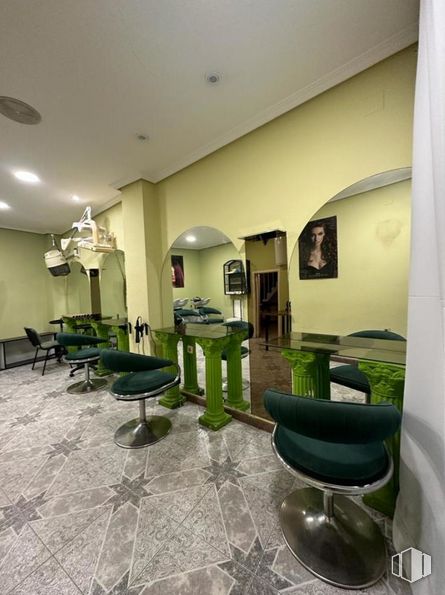 Retail for sale & for rent at Zona centro, Cuenca, 16004 with chair, table, lighting, furniture, building, plant, flooring, houseplant, floor and real estate around