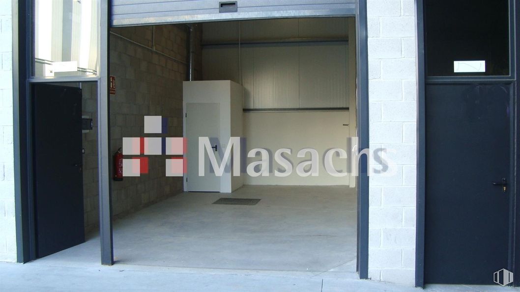 Nave en alquiler en Calle San Mamés, 36, Villaverde, Madrid, 28021 con puerta, suelo, material compuesto, metal, hormigón, material de construcción, puerta de casa, puerta, acero y aluminio alrededor