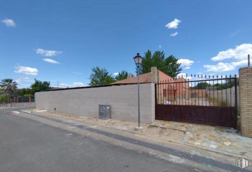 Retail for sale at Avenida Playa de Escalona, Escalona, Toledo, 45910 with cloud, sky, building, plant, road surface, asphalt, tree, land lot, house and residential area around