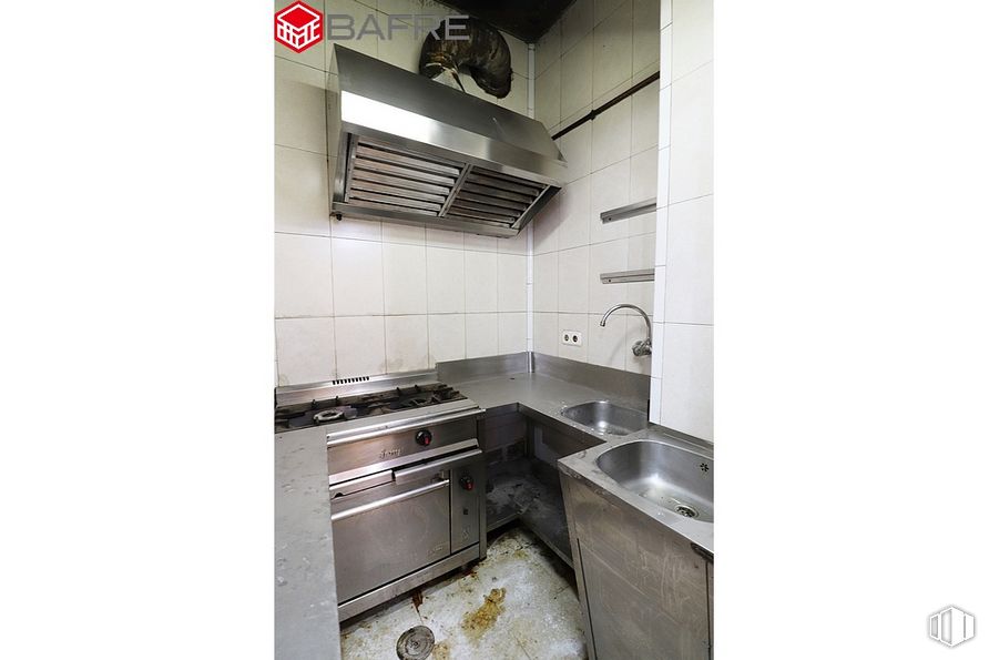 Local en venta en Calle de Fuengirola, Puente de Vallecas, Madrid, 28038 con fregadero, horno, encimera, grifo, edificio, ebanistería, aparato de cocina, cocina, fregadero y campana extractora alrededor