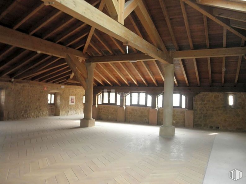 Retail for sale at Zona Centro, Sepúlveda, Segovia, 40300 with wood, fixture, beam, floor, composite material, hardwood, flooring, ceiling, tints and shades and building material around