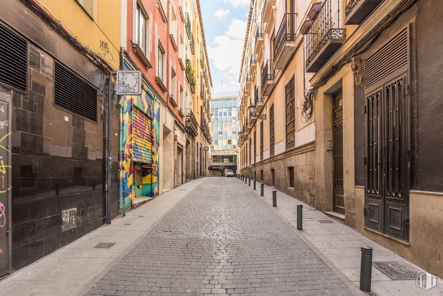 Retail for sale at Zona Malasaña, Centro, Madrid, 28004 with building, daytime, wall, alley, road surface, road, street, town, urban area and neighbourhood around