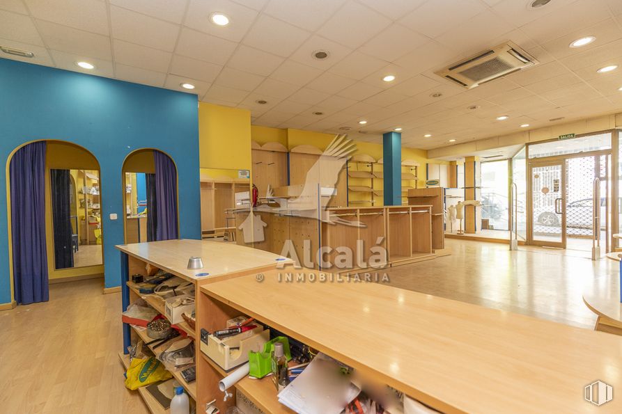 Retail for sale at Zona centro, Azuqueca de Henares, Guadalajara, 19200 with table, wood, interior design, flooring, floor, hall, building, hardwood, chair and ceiling around