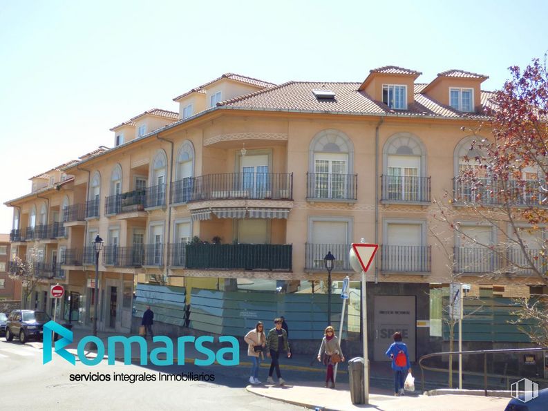 Industrial for sale at Calle Doctor Jesús Galán, Ávila, 05003 with building, person, sky, window, urban design, condominium, tree, facade, city and metropolitan area around