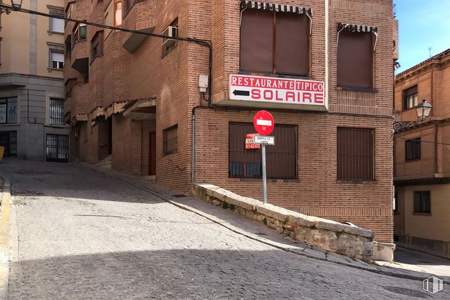 Retail for sale at Zona Casco Antiguo, Segovia, 40001 with building, window, property, road surface, brick, asphalt, road, wood, residential area and brickwork around