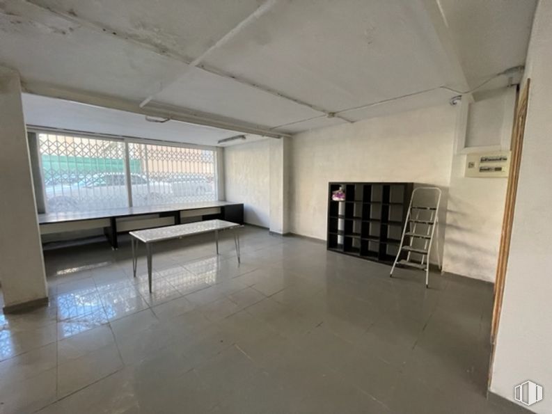 Local en venta en Calle Hernán Cortés, 12, Majadahonda, Madrid, 28220 con mesa, escalera, ventana, edificio, pasillo, madera, piso, accesorio, pavimentos y casa alrededor