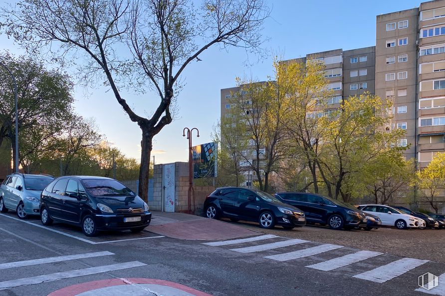 Suelo en venta en Cuesta Hita, 18, Guadalajara, 19005 con coche, edificio, luz de estacionamiento, rueda, vehículo terrestre, neumático, vehículo, cielo, árbol y infraestructura alrededor