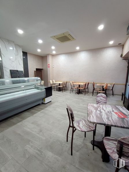 Local en venta en Calle Goya, Collado Villalba, Madrid, 28400 con silla, mesa, lámpara, sofá, suelos, techo, suelo, interiorismo, restaurante y transparencia alrededor