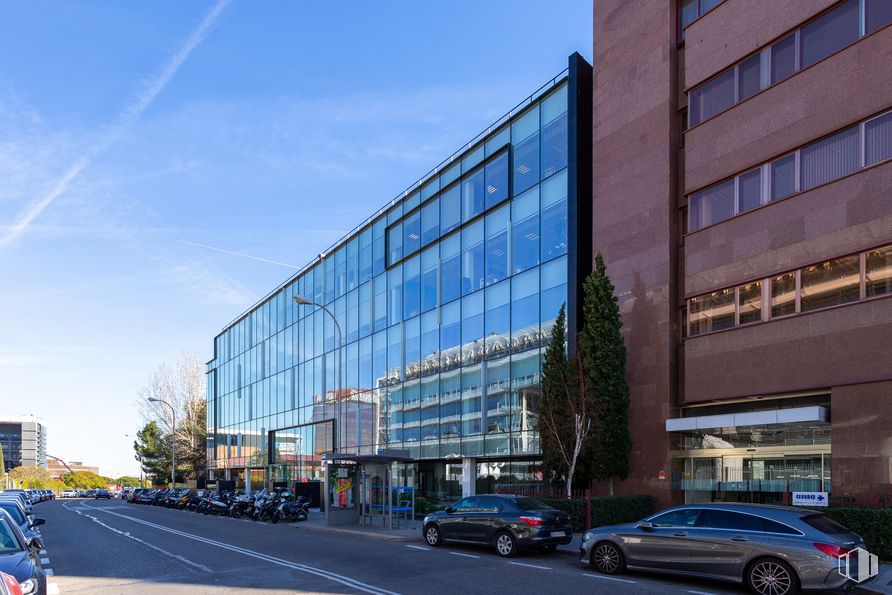 Retail for rent at Calle Juan Ignacio Luca de Tena, 14, San Blas - Canillejas, Madrid, 28027 with building, window, wheel, sky, cloud, car, urban design, tower block, neighbourhood and condominium around