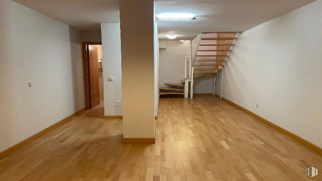 Local en venta en Paseo Guadalajara, 36, San Sebastián de los Reyes, Madrid, 28700 con puerta, accesorio, pasillo, madera, edificio, pavimento, piso, tinte para madera, material de construcción y suelos laminados alrededor