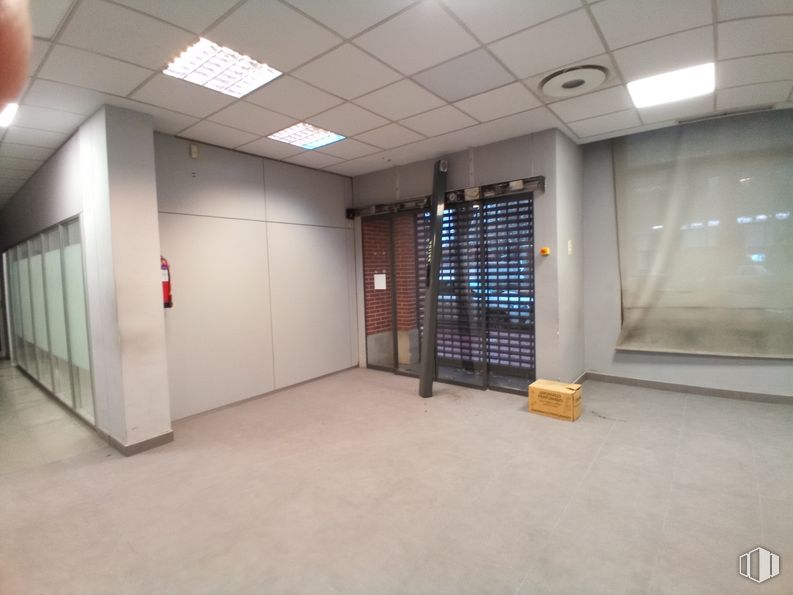 Local en alquiler en Avenida Guadalajara, 2, Alcalá de Henares, Madrid, 28805 con alumbrado, persiana de la ventana, puerta, accesorio, suelo, pasillo, techo, edificio, vidrio y hormigón alrededor