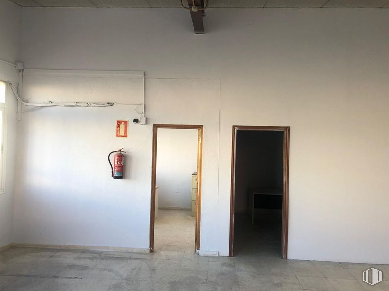 Nave en alquiler en Calle Valle de Tobalina, 52, Villaverde, Madrid, 28021 con edificio, puerta, madera, suelos, pared, casa, accesorio, techo, hormigón y simetría alrededor