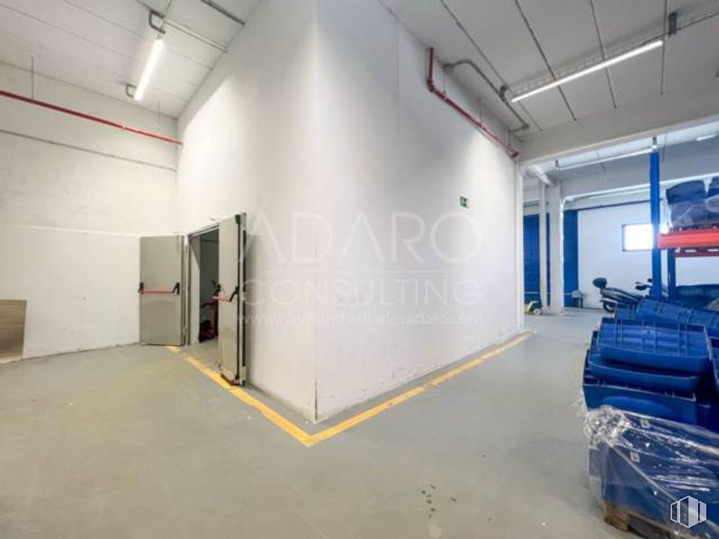 Nave en venta en Zona Corredor del Henares, Paracuellos de Jarama, Madrid, 28860 con lámpara, alumbrado, edificio, diseño automovilístico, capó, suelos, suelo, hall, neumático de automoción y gas alrededor