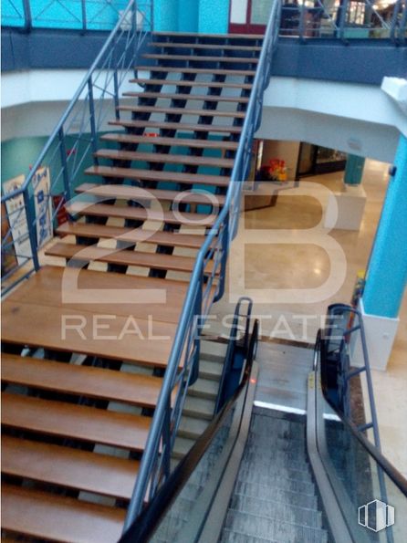 Local en venta en Centro Comercial Arce, Calle Cid Campeador, 7, Móstoles, Madrid, 28935 con azul, madera, escaleras, arquitectura naval, piso, suelo, edificio, ingeniería, madera y pasamano alrededor