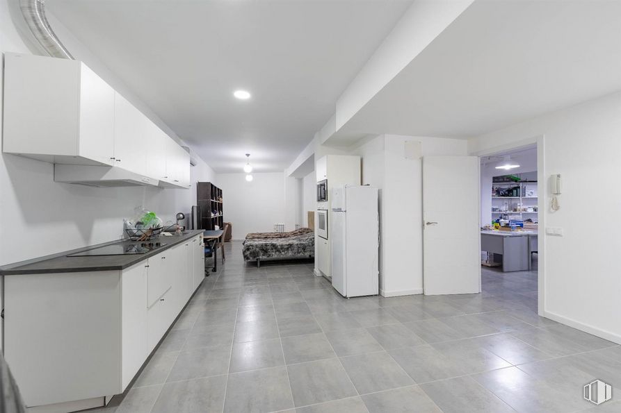 Local en venta en Calle Vereda del Carmen, 21, Ciudad Lineal, Madrid, 28017 con refrigerador, ebanistería, edificio, encimera, planta de interior, interiorismo, gris, suelo, suelos y cocina alrededor