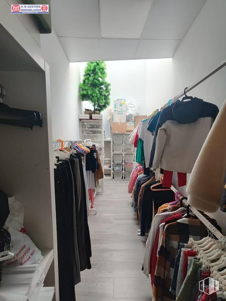 Retail for sale & for rent at Zona centro, Villafranca de los Caballeros, Toledo, 45730 with plant, fashion design, flooring, room, event, houseplant, building, clothes hanger, ceiling and automotive design around