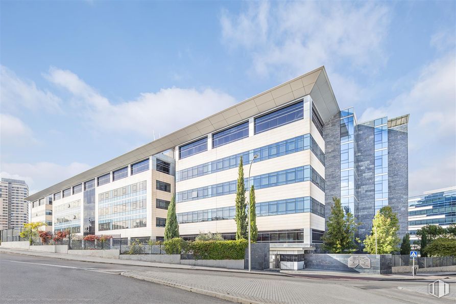 Oficina en alquiler en Edificio Novus, Avenida Fuente de la Mora, 1, Hortaleza, Madrid, 28050 con edificio, nube, cielo, planta, diseño urbano, árbol, condominio, bloque de pisos, torre y casa alrededor