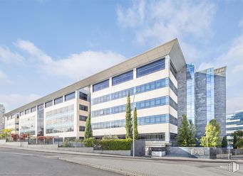 Office for rent at Edificio Novus, Avenida Fuente de la Mora, 1, Hortaleza, Madrid, 28050 with building, cloud, sky, plant, urban design, tree, condominium, tower block, tower and house around