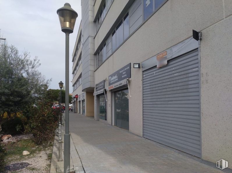 Retail for sale & for rent at Calle Mariano Barbacid, Rivas-Vaciamadrid, Madrid, 28521 with building, plant, sky, street light, road surface, urban design, neighbourhood, tree, asphalt and sidewalk around