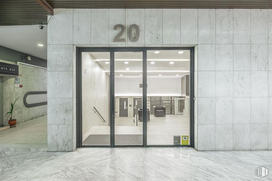 Oficina en venta en Calle Orense, 20, Tetuán, Madrid, 28020 con puerta, planta de interior, edificio, accesorio, suelos, suelo, exterior del automóvil, puerta del vehículo, fachada y rectángulo alrededor