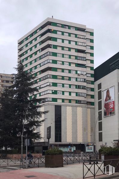 Retail for sale at Edificio Mary, Avenida Extremadura, 2, Talavera de la Reina, Toledo, 45600 with building, person, sky, plant, daytime, tree, window, architecture, urban design and tower around