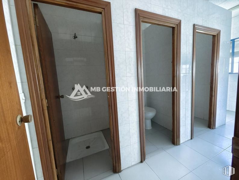 Nave en venta en Camino viejo de Getafe, Fuenlabrada, Madrid, 28946 con puerta, asa, accesorio, madera, edificio, puerta de casa, exterior del automóvil, manija de la puerta, rectángulo y casa alrededor