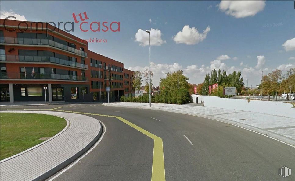 Land for sale at Plaza de Toros, Segovia, 40005 with building, cloud, daytime, sky, asphalt, road surface, urban design, tree, tar and landscape around