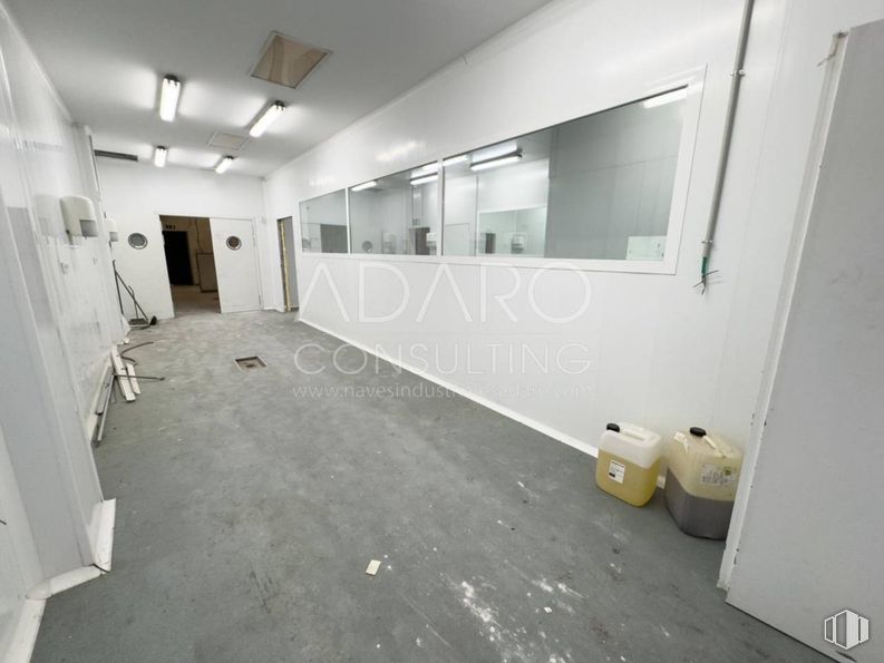 Nave en alquiler en Zona Rejas, San Blas - Canillejas, Madrid, 28022 con lámpara, suelos, suelo, techo, material compuesto, puerta, plata, suelo de baldosas, transparencia y diseño alrededor