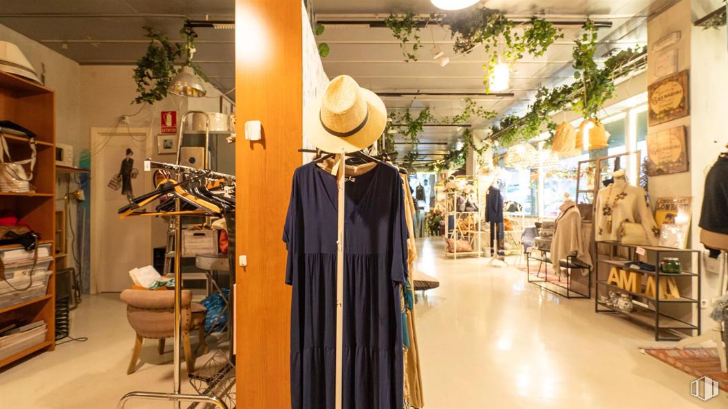 Retail for rent at Avenida de Nazaret, 10, Retiro, Madrid, 28009 with dress, hat, sun hat, fedora, person, outerwear, retail, interior design, boutique and flooring around