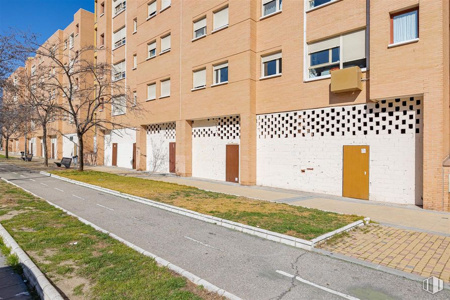 Local en alquiler en Calle Estocolmo, 122, Alcorcón, Madrid, 28922 con ventana, edificio, puerta, planta, durante el día, propiedad, superficie de la carretera, diseño urbano, árbol y condominio alrededor