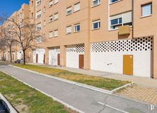 Local en alquiler en Calle Estocolmo, 122, Alcorcón, Madrid, 28922 con ventana, edificio, puerta, planta, durante el día, propiedad, superficie de la carretera, diseño urbano, árbol y condominio alrededor